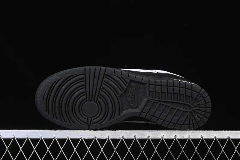 All categories Nk SB Dunk Series Nk SB Dunk Low High-end customized low-top sneakers Nike SB Dunk Low All black and white hook Anniversary high-end customized low-top casual sneakers HF5441-100